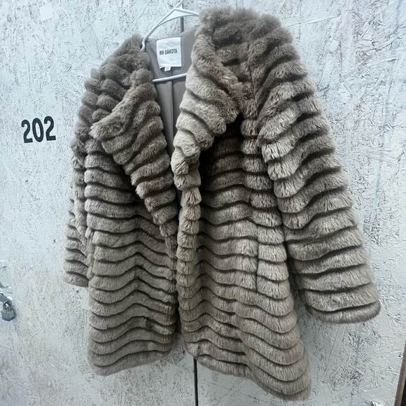BB Dakota Faux Fur Jacket - Picture 2 of 4